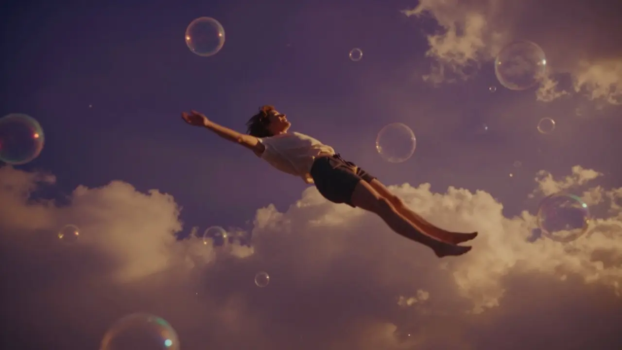 Surrealní obraz osoby vznášející se v barevné mlze symbolizující euforii THC.